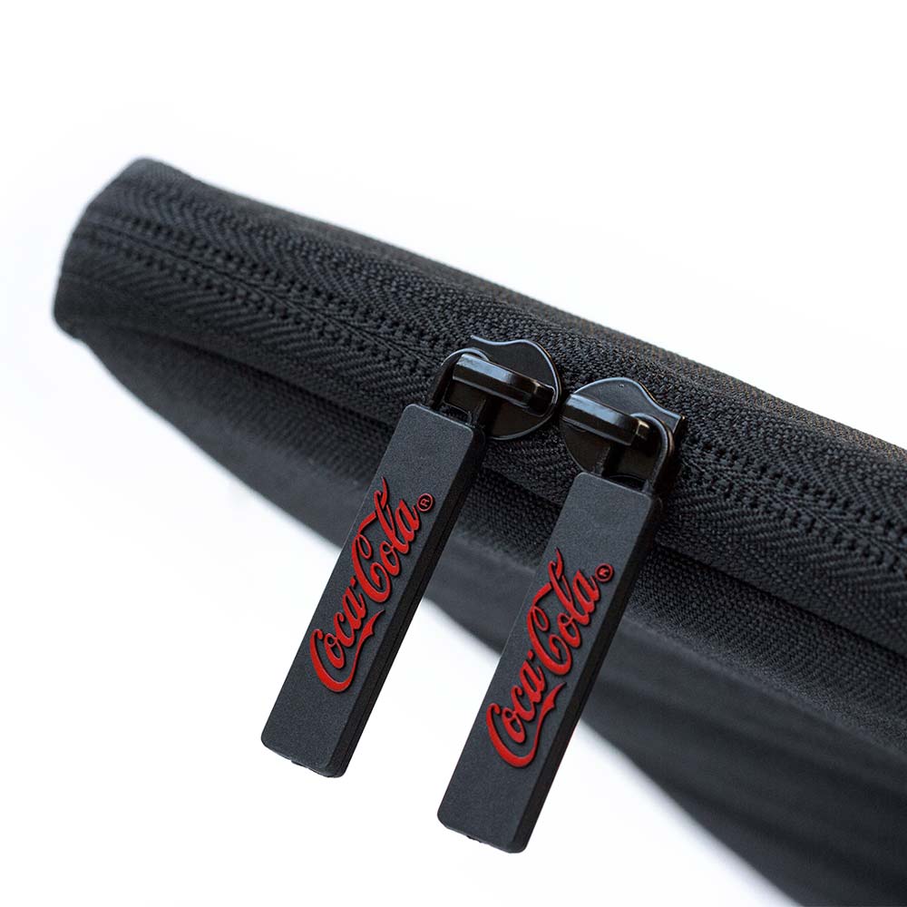 Capa para Notebook 16" Preta | Sleeve Coca-Cola