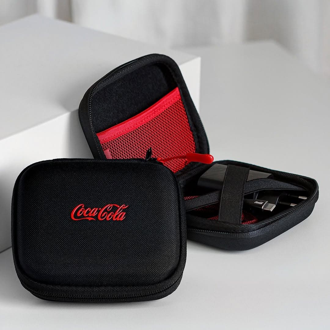Kit de Carregamento Portátil com Estojo USB-C 30W Preto | Easy Coke - Coca-Cola
